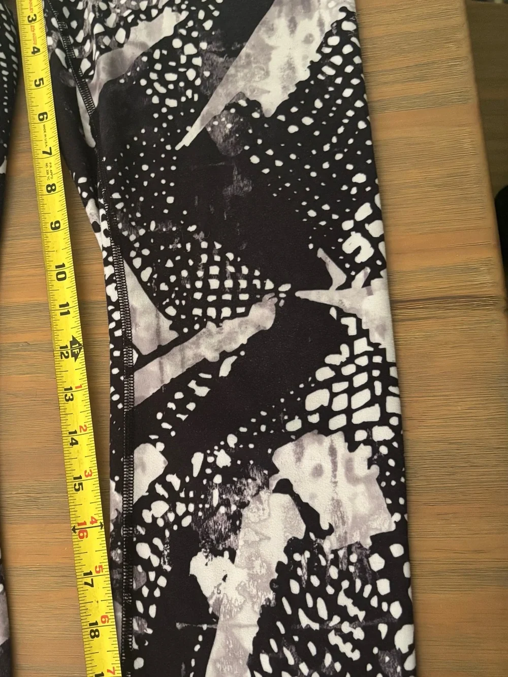 Lululemon Size 10 Black White Abstract Print Cropped Capri Leggings